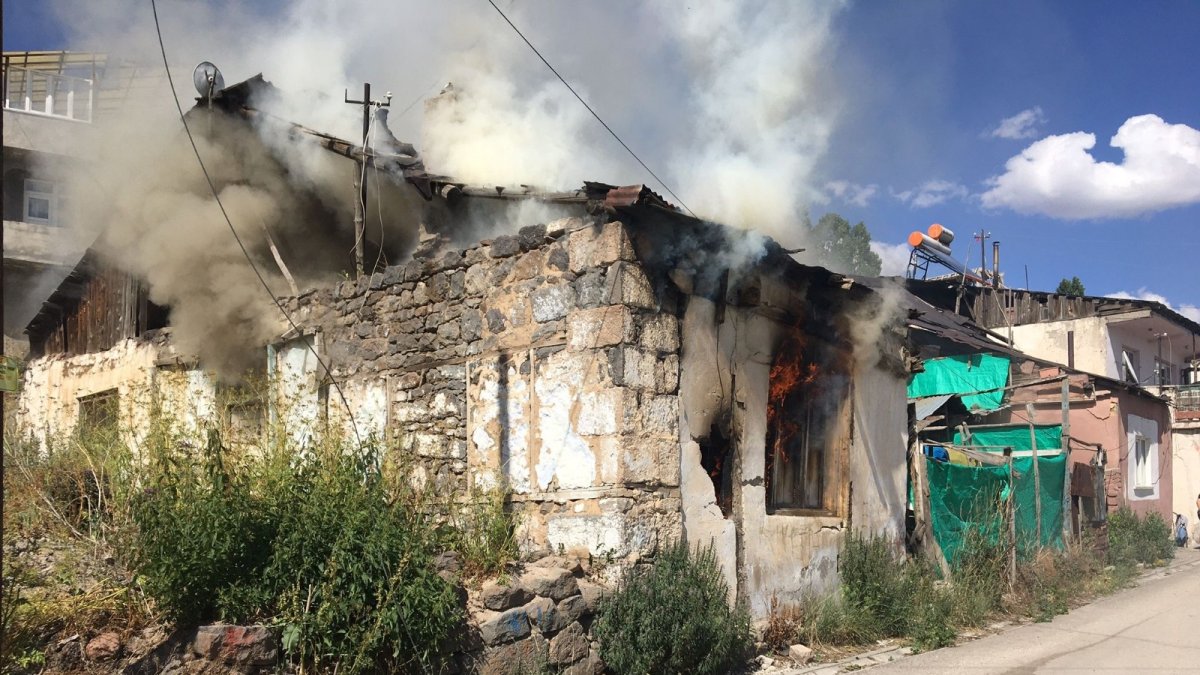 Sarıkamış'ta metruk evde çıkan yangın söndürüldü