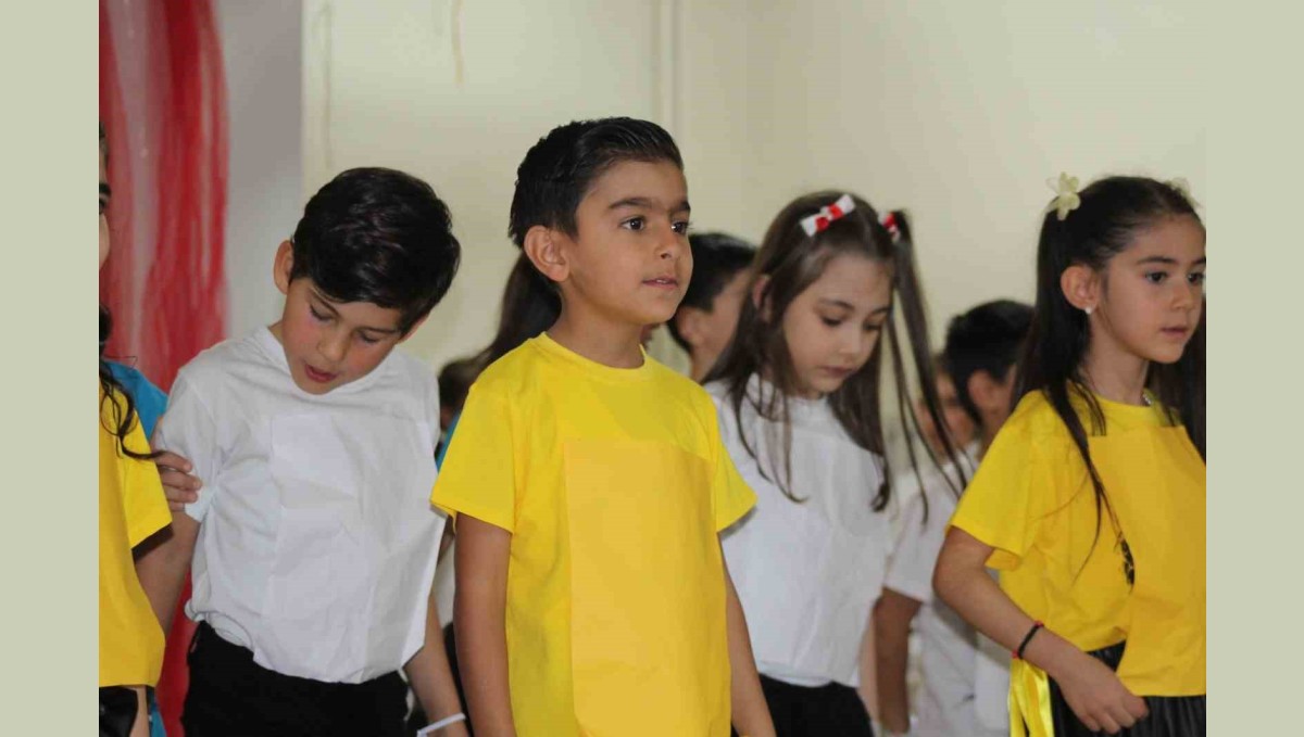 Sarıkamış'ta minik öğrencilerin 29 Ekim etkinliği