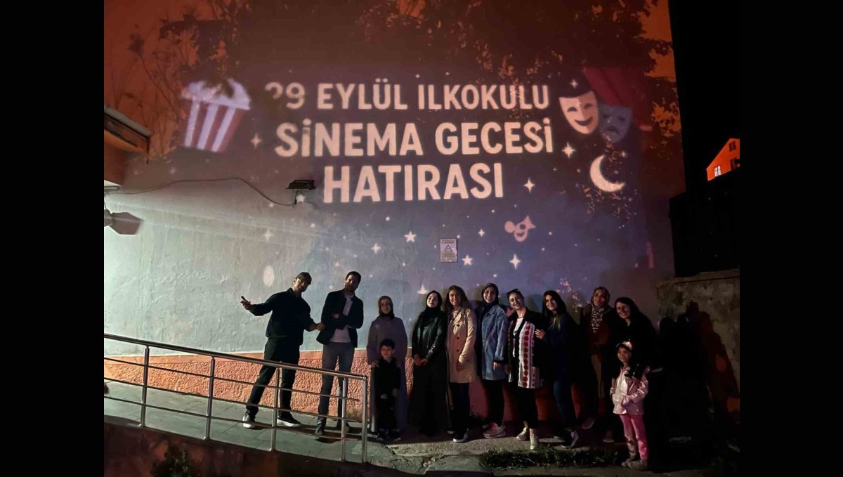 Sarıkamış'ta öğrenciler açık hava sinemasında buluştu