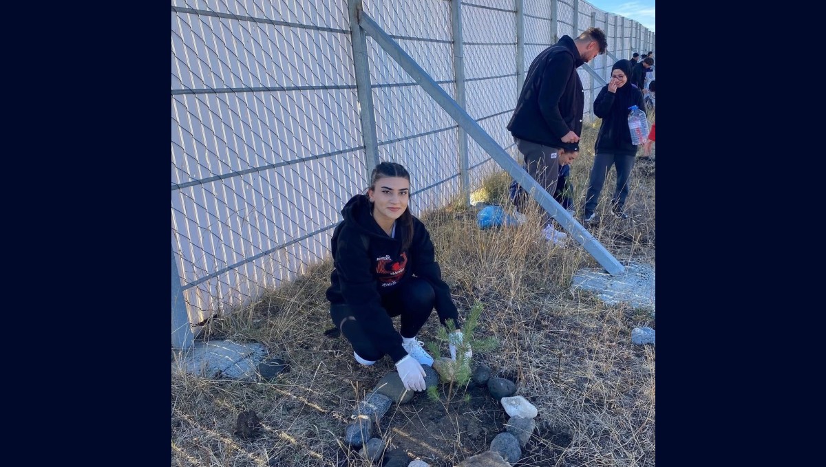 Sarıkamış'ta öğrenciler fidan dikti