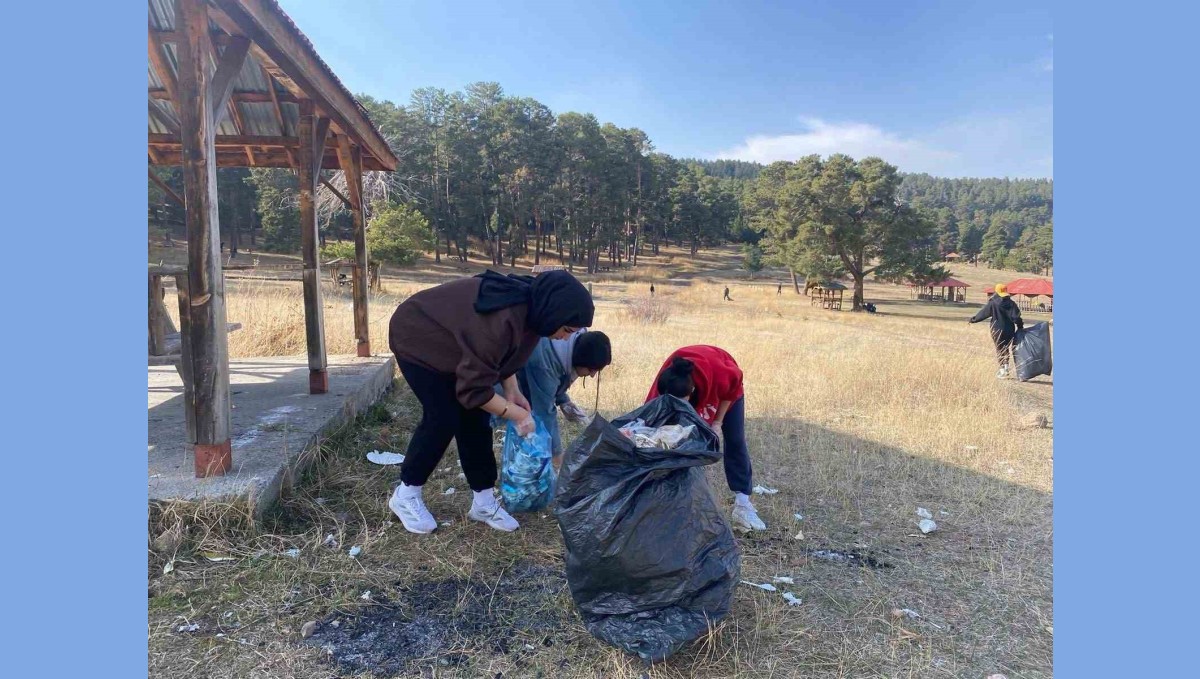 Sarıkamış'ta öğrenciler poşet poşet çöp topladı