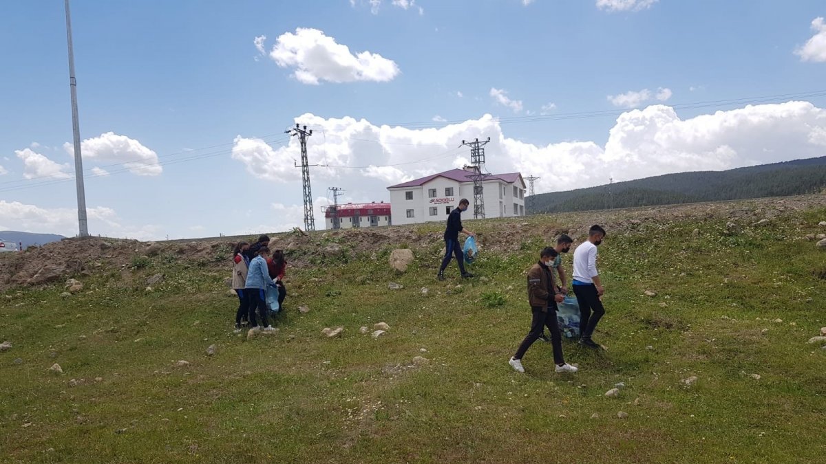 Sarıkamış'ta öğrencilerden çevre temizliği
