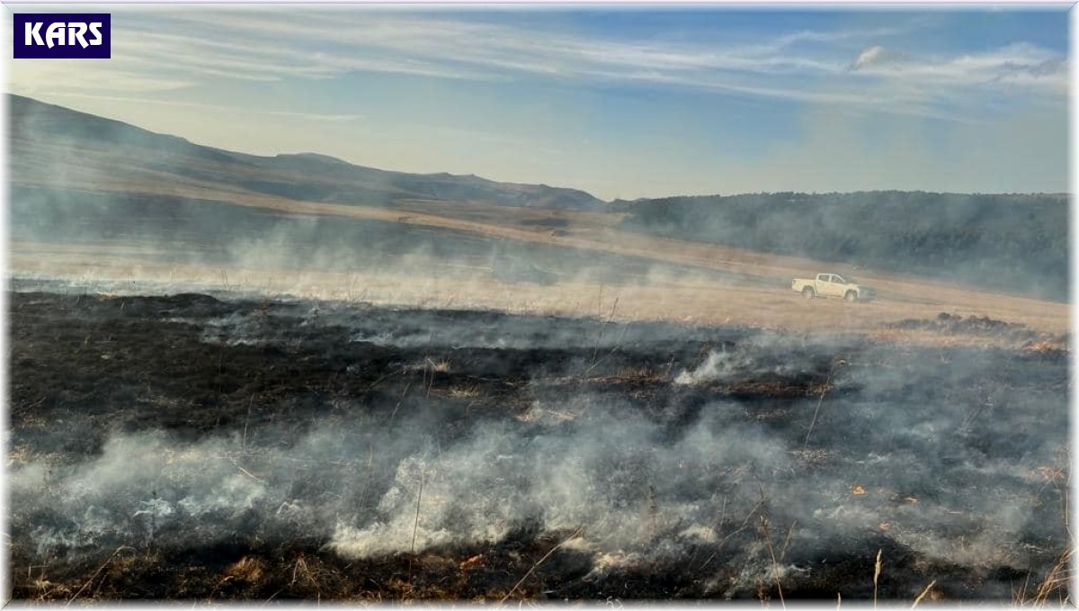 Sarıkamış'ta örtü yangını kısa sürede söndürüldü