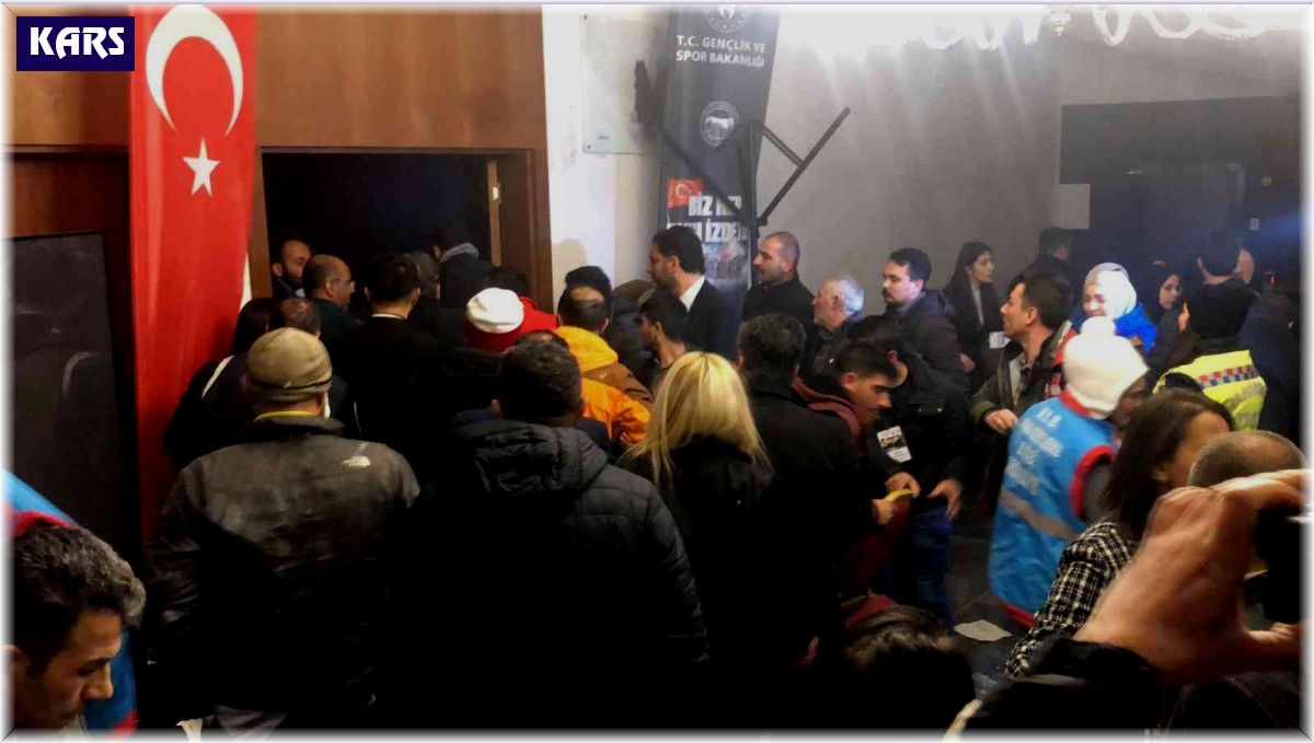 Sarıkamış'ta otelin tavanı çöktü, yaralılar var