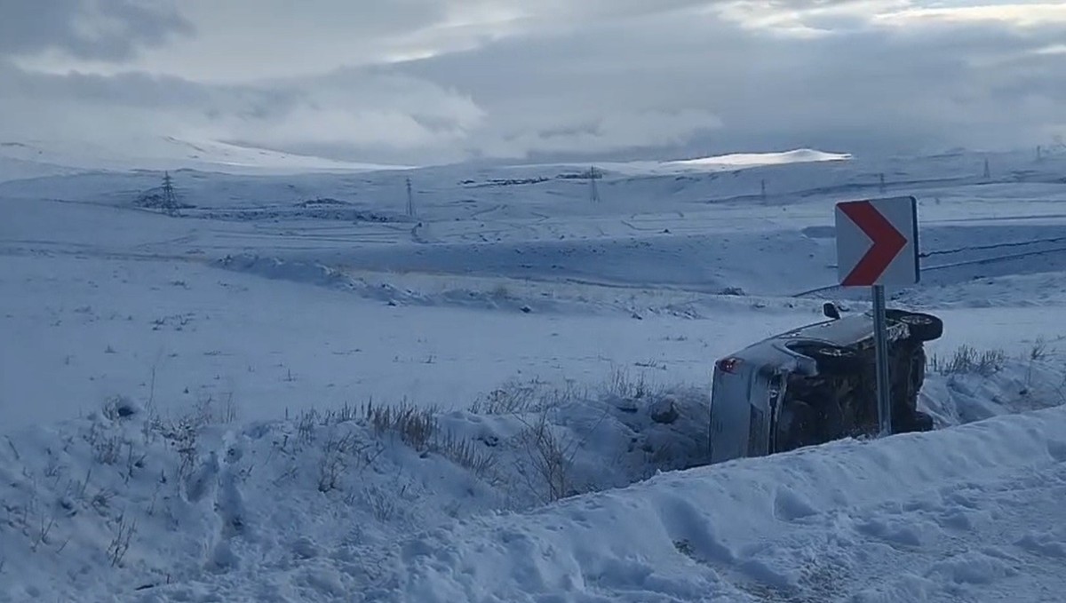 Sarıkamış'ta otomobil takla attı: 1 yaralı