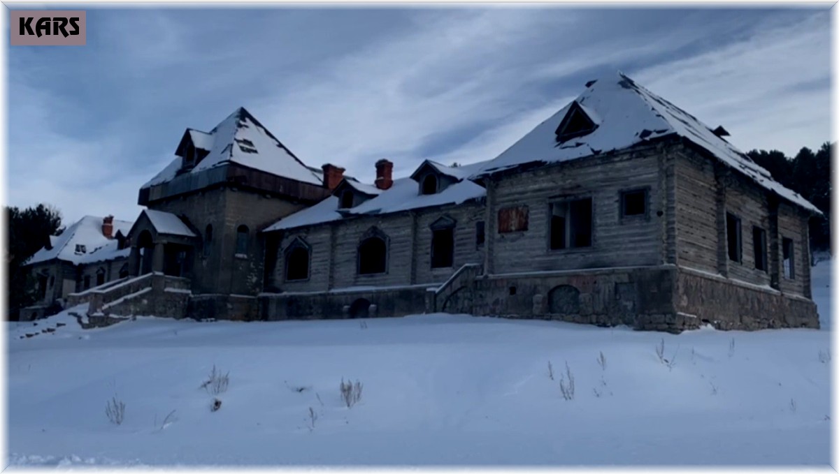 Sarıkamış'ta Rus çarının av köşkü görenleri büyülüyor