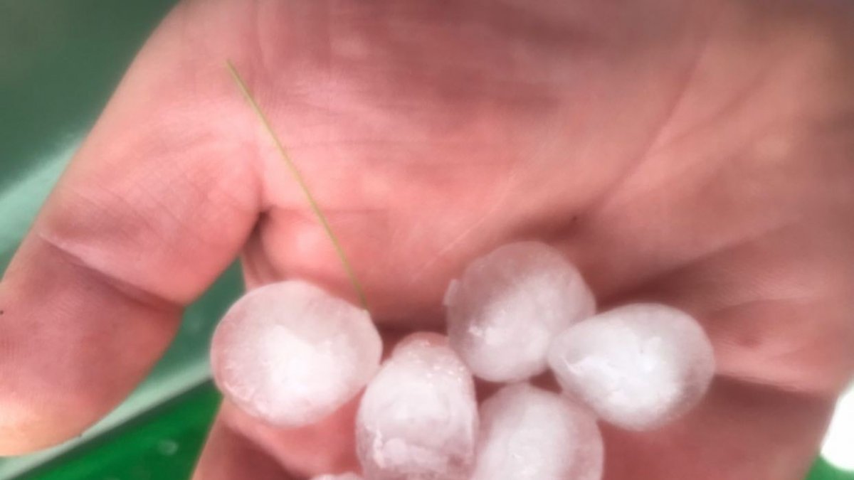 Sarıkamış'ta sağanak yağış ve dolu vatandaşlara zor anlar yaşattı