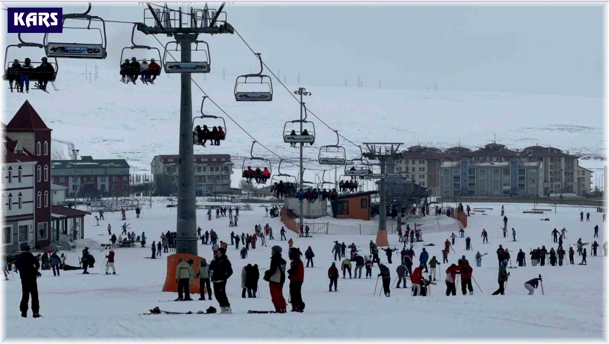 Sarıkamış'ta sarıçam ağaçları arasında kayak keyfi