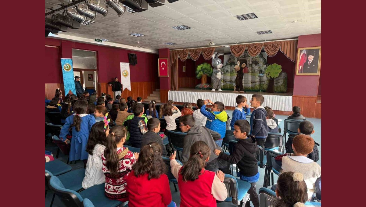 Sarıkamış'ta "Şarkılı Orman" oyununa miniklerden yoğun ilgi