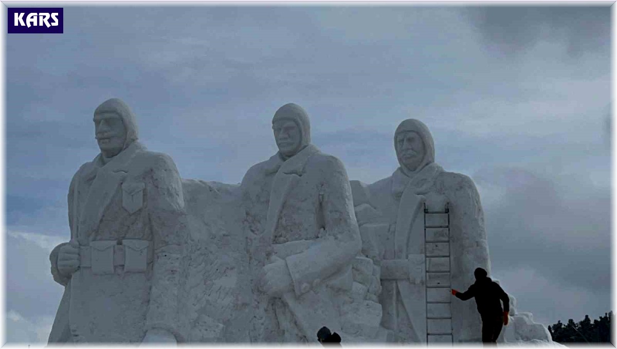 Sarıkamış'ta şehit heykellerinin yapımı için 200 kamyon kar taşındı