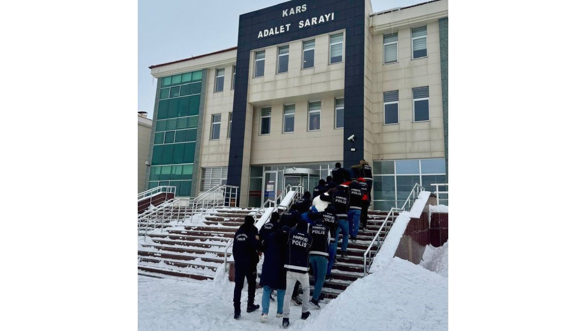 Sarıkamış'ta uyuşturucu taciri 5 kişi tutuklandı