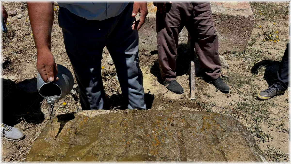 Sarıkamış'ta üzerinde insan figürleri bulunan taş ilgi odağı oldu