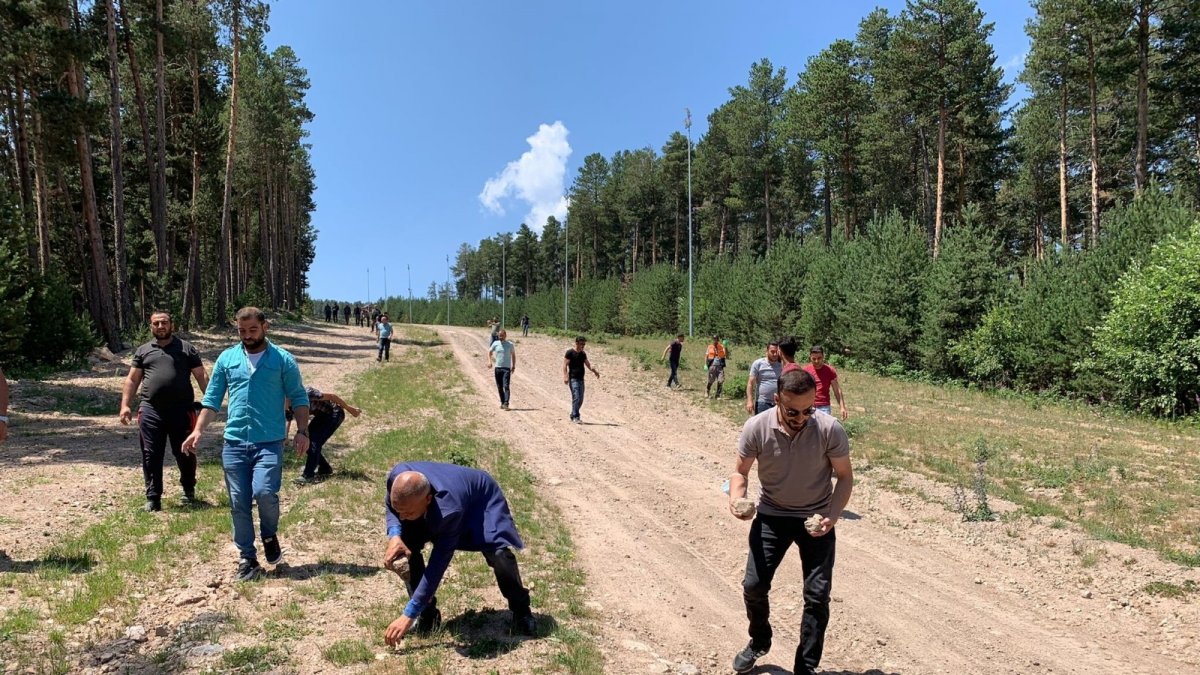 Sarıkamış'ta vatandaşlar kayak merkezinin taşlarını temizledi
