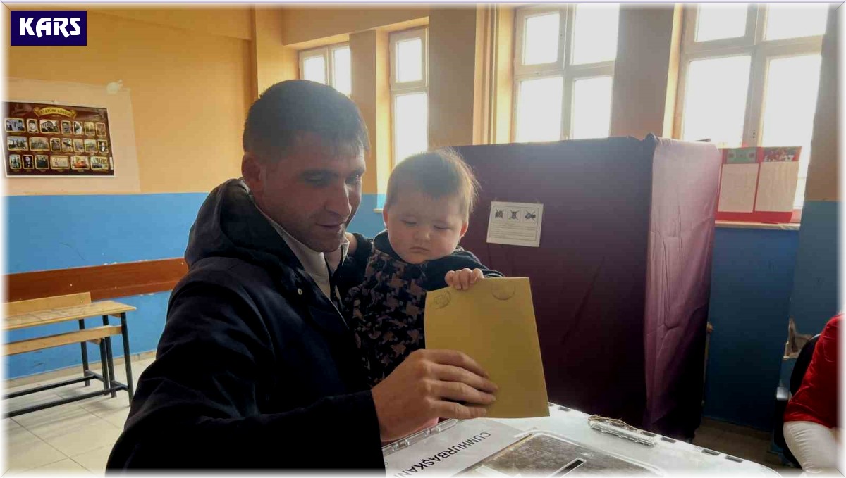 Sarıkamış'ta Yıldırım ailesi 7 aylık ikiz bebekler ile sandığa gitti