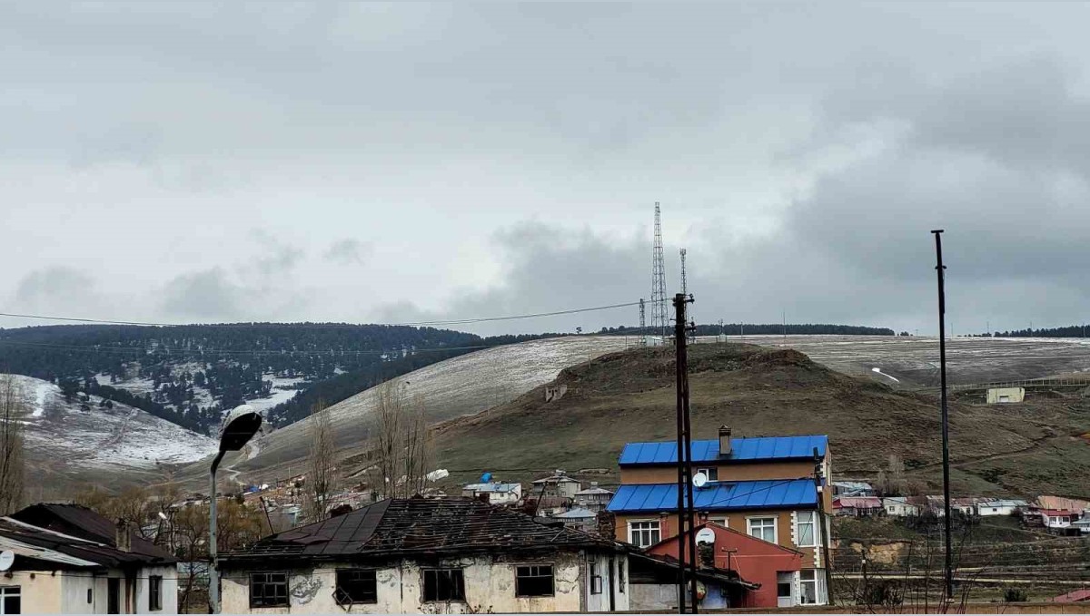 Sarıkamış'ta yüksek kesimlere Nisan karı