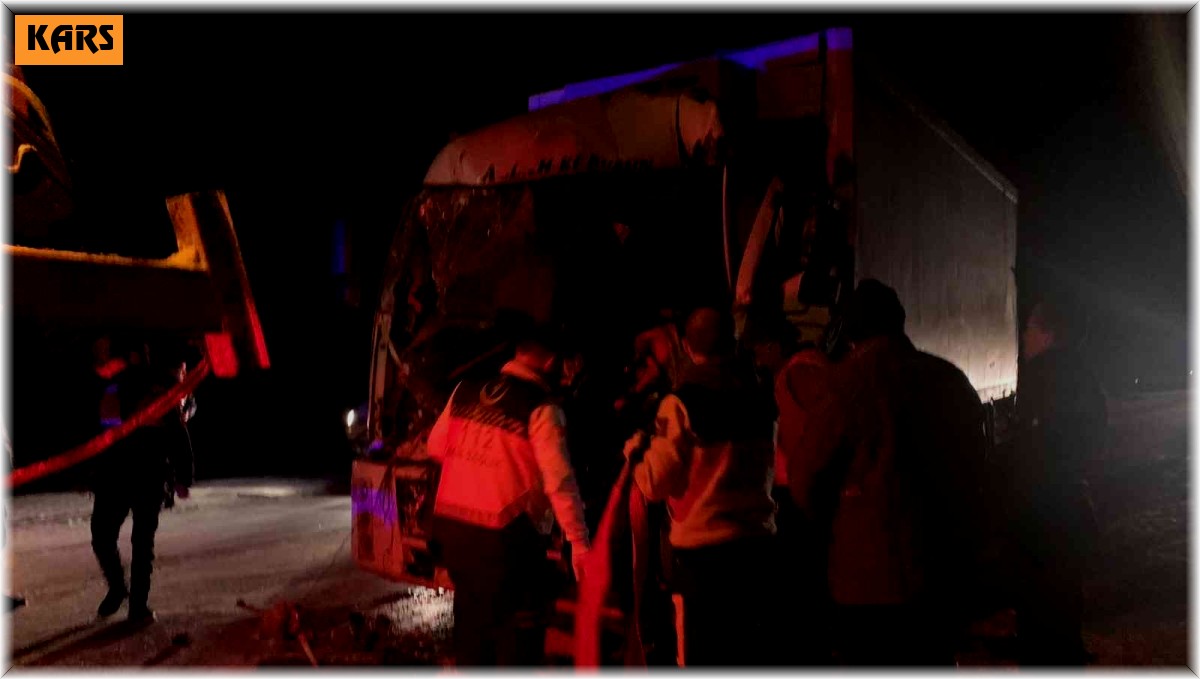 Sarıkamış'ta zincirleme kaza: 3 yaralı