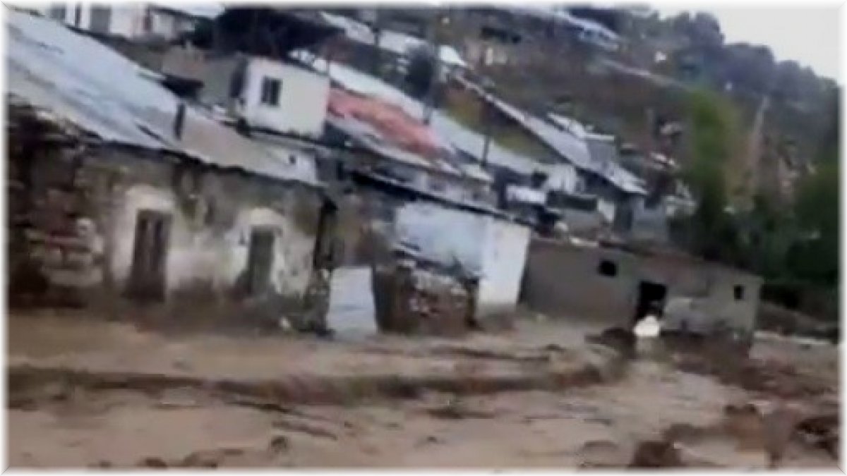 Sarıkamış’ta bir köyü sel bastı