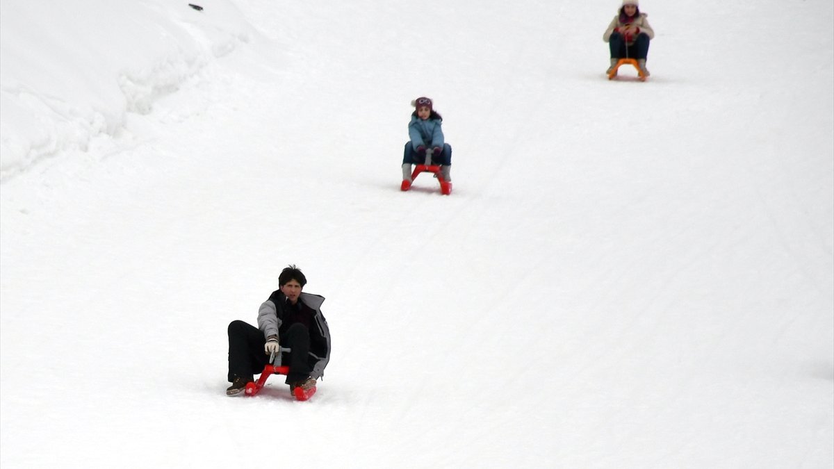 Sarıkamış’ta tatilin son günü: Çocuklar kızakla doyasıya eğlendi
