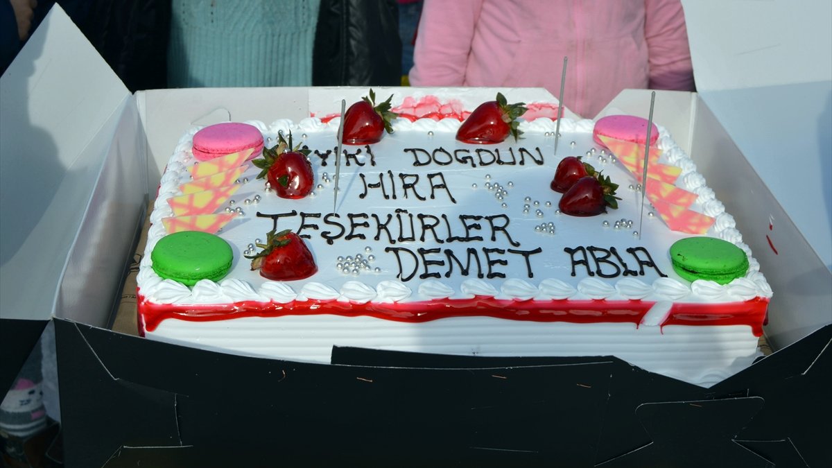 Şarkıcı Demet Akalın Ağrılı çocukları kışlık kıyafet ve pasta ile sevindirdi