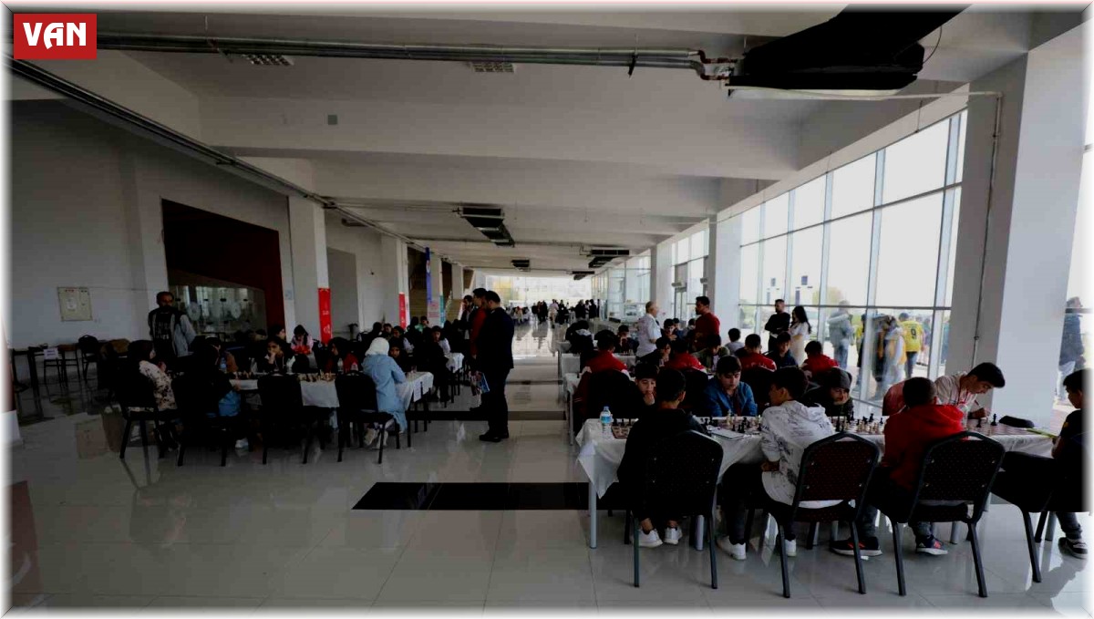 Satranç bölge yarışması Van'da başladı