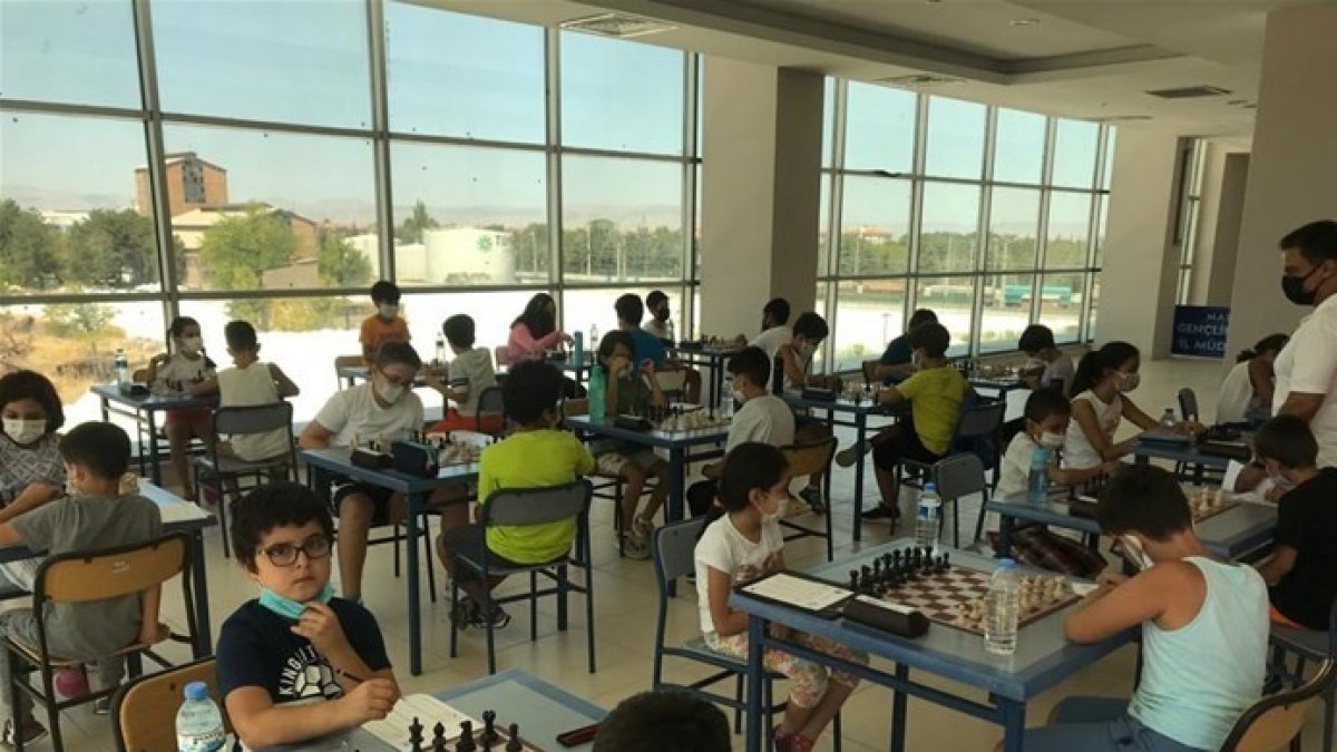 Satranç müsabakalarında dereceye giren çocuklara madalya verildi