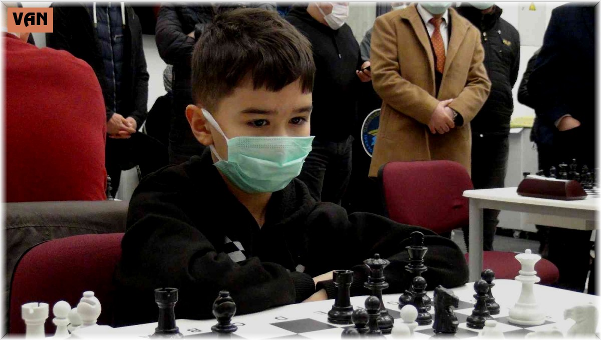 Satranç turnuvasına küçük İlyas damga vurdu