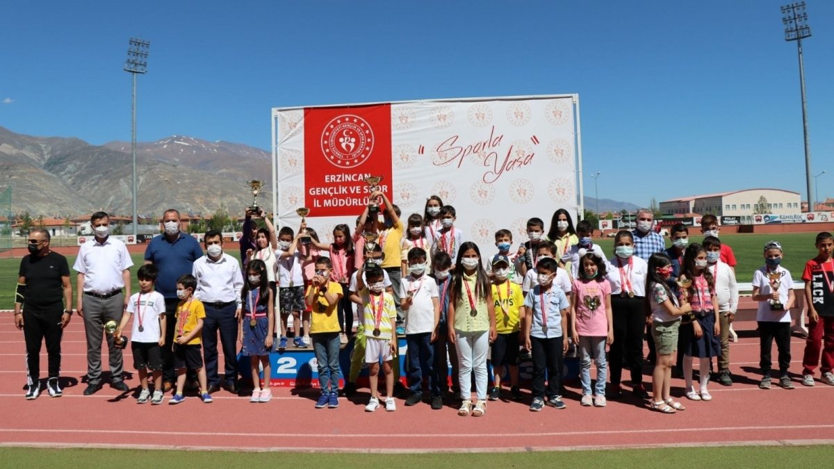 Satranç turnuvasında dereceye girenlere ödülleri verildi