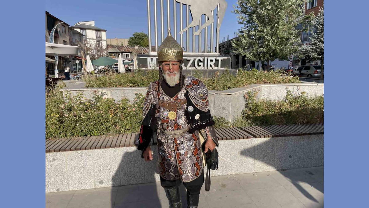 Savaş kıyafetini giydi, Malazgirt Kalesi'ni yeniden fethetti