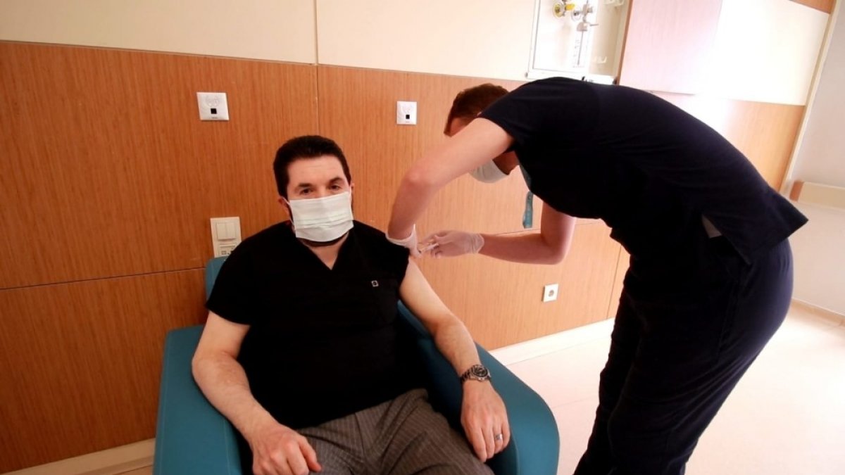 Savcı Sayan Covid-19 aşısını yaptırdı, Ağrılılara çağrıda bulundu