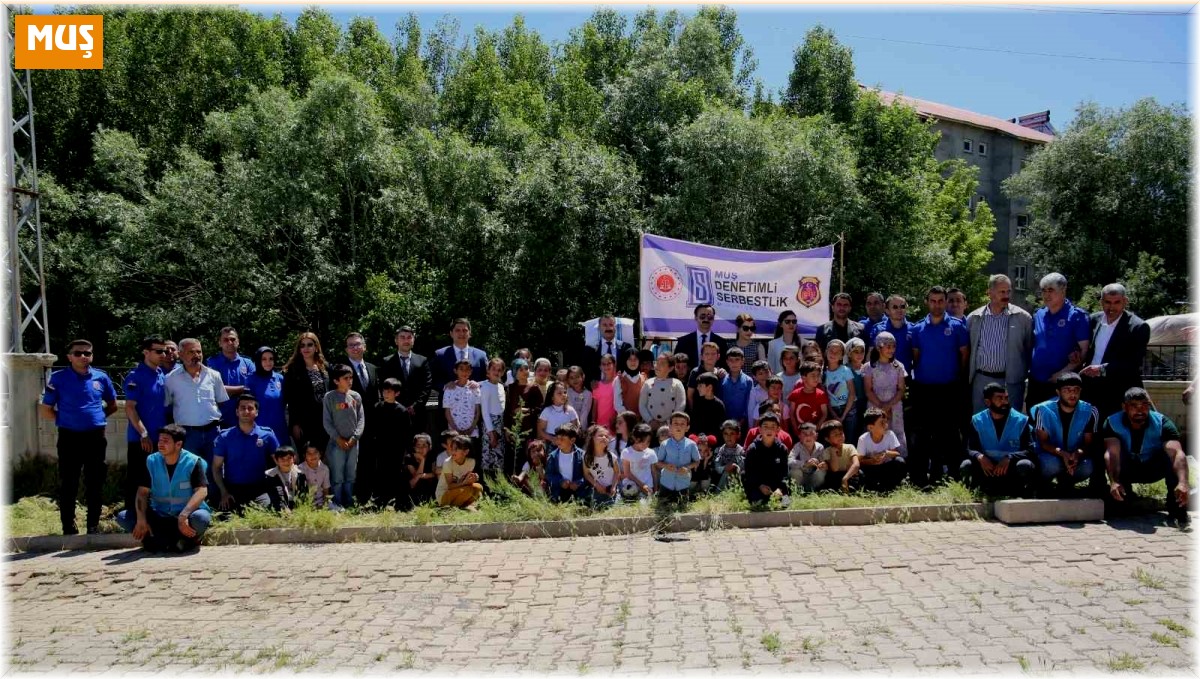 Savcı ve hakimler köy okulunda öğrencilerle fidan diktiler