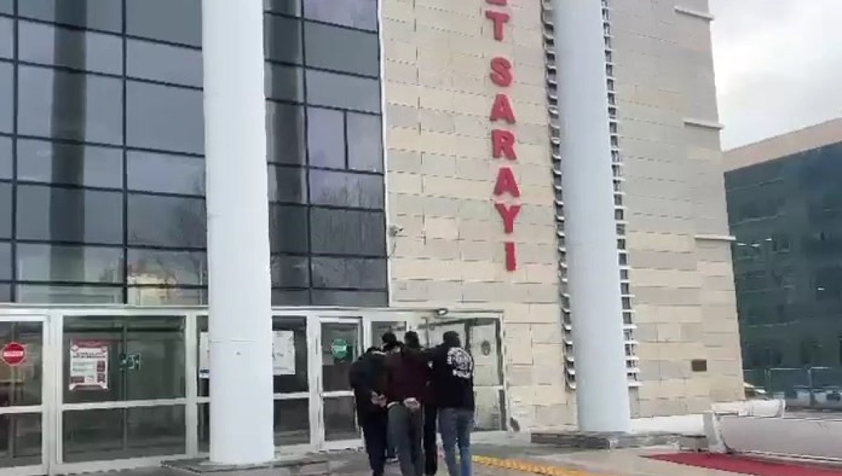 Sazan sarmalı ile 3 milyon liralık vurgun yapan 2 şüpheli yakalandı