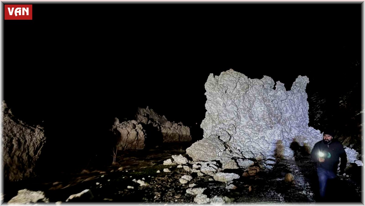 Seçim çalışmasından dönen başkanın konvoyunun önüne çığ düştü