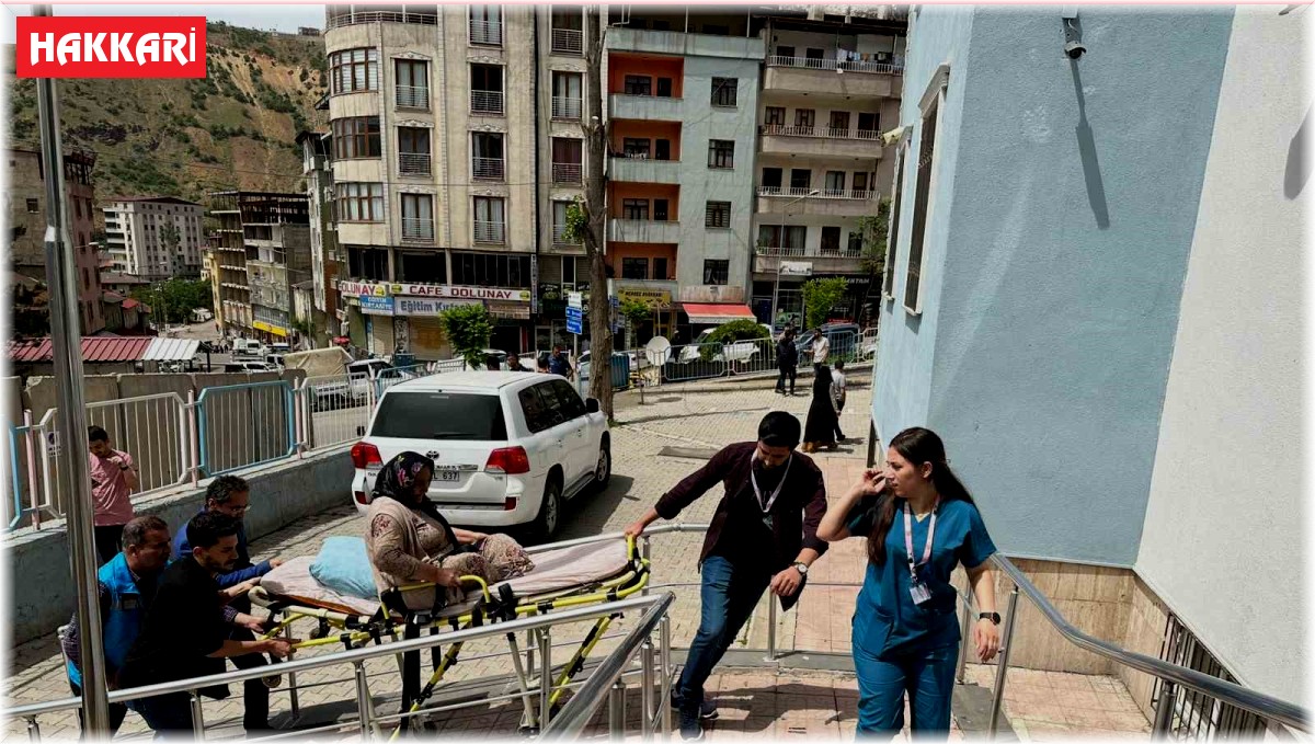 Sedye ile oy kullanmaya geldi