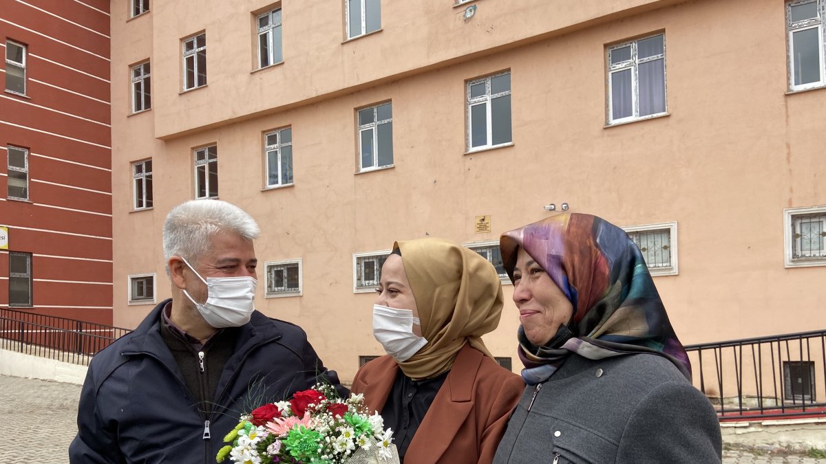 Şefika Öğretmen, sürpriz karşısında gözyaşlarını tutamadı