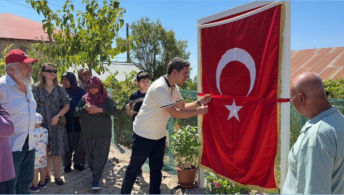 Şehidin ismi köy meydanına verildi