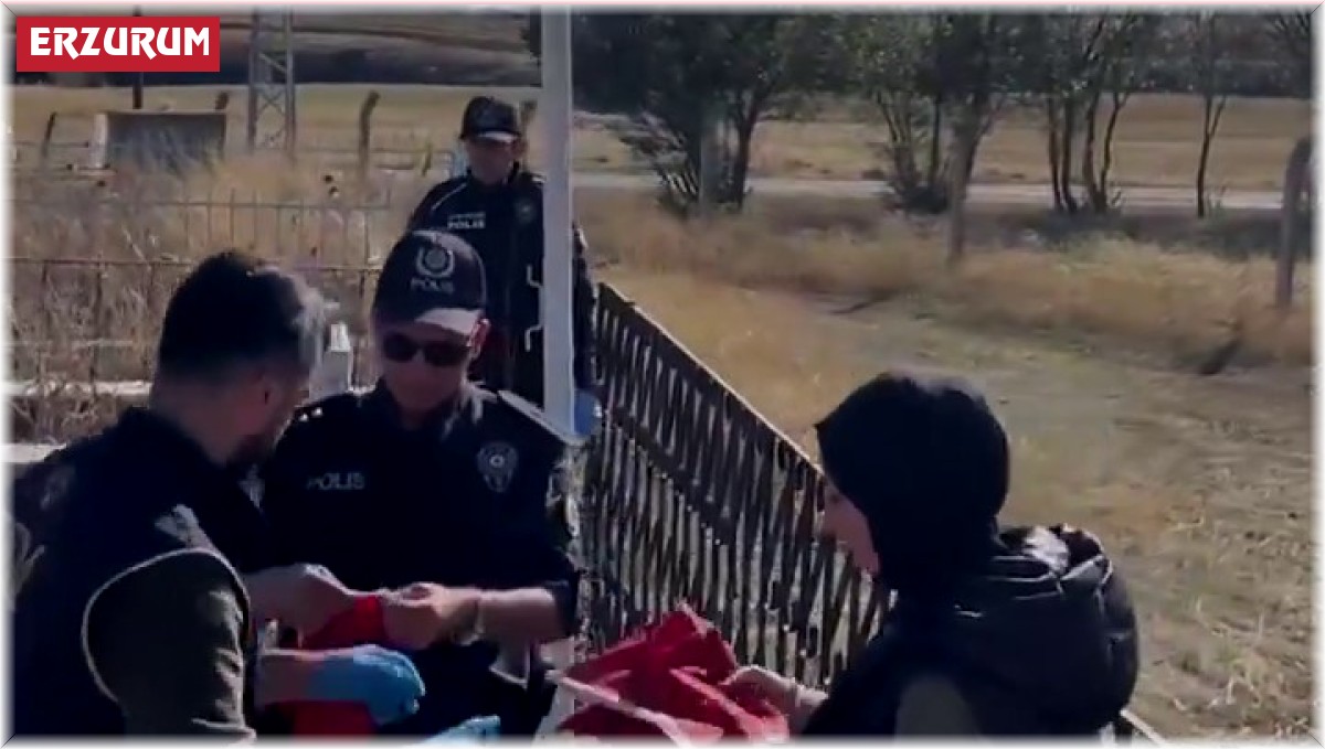 Şehidin kabrinin temizliğini ve bakımını el birliğiyle yaptılar