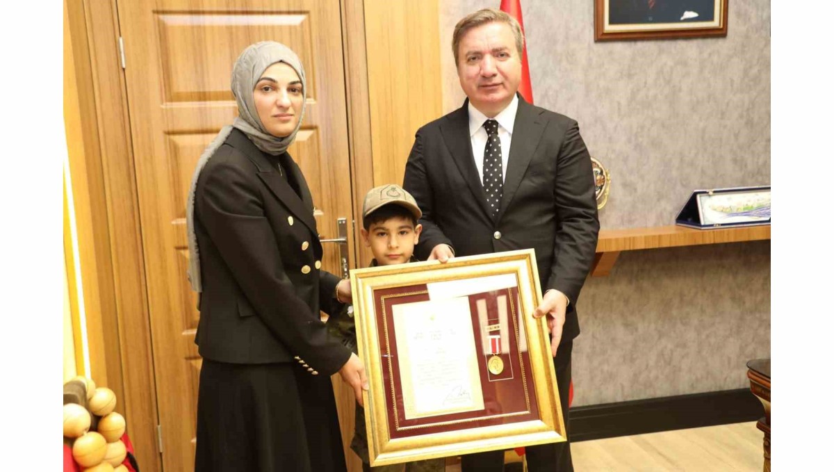 Şehit ailesine Devlet Övünç Madalyası verildi
