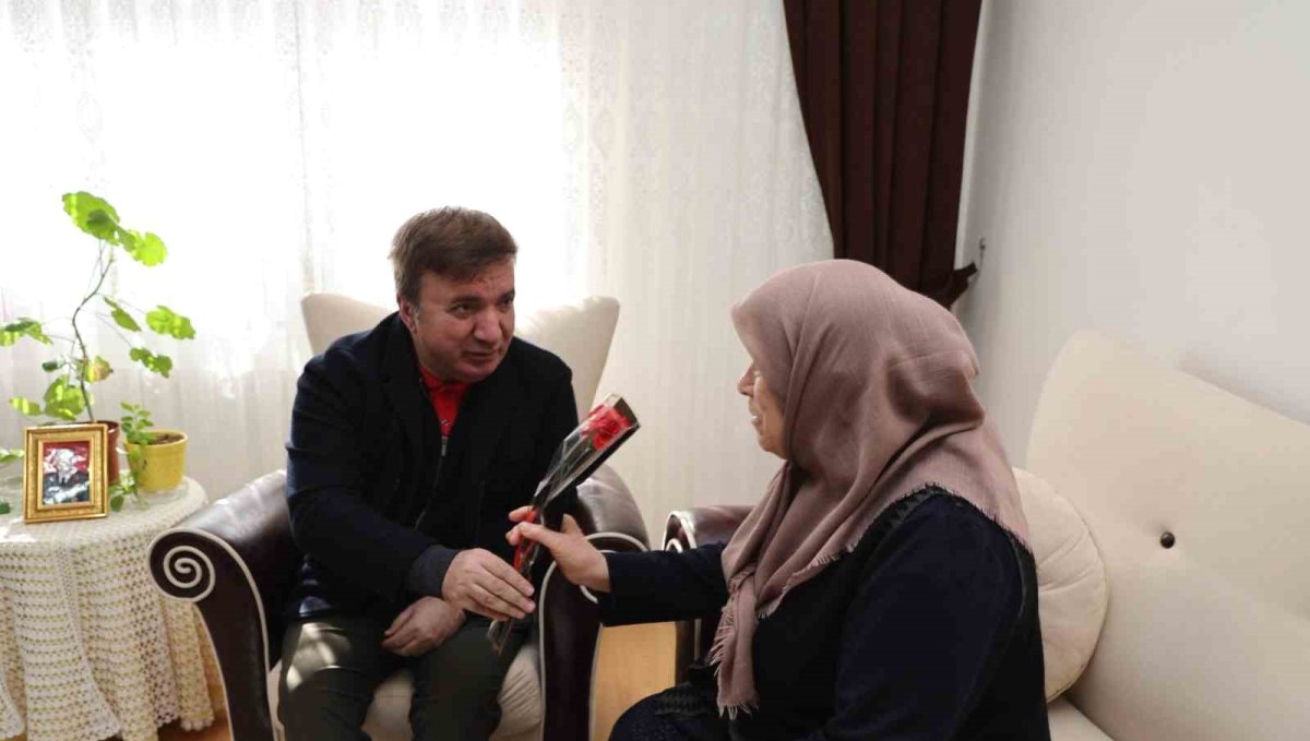 Şehit annesine 8 Mart ziyareti