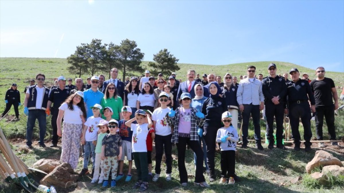 Şehit annesinin "oğlunun adına hatıra ormanı oluşturulması" vasiyetini polisler yerine getirdi