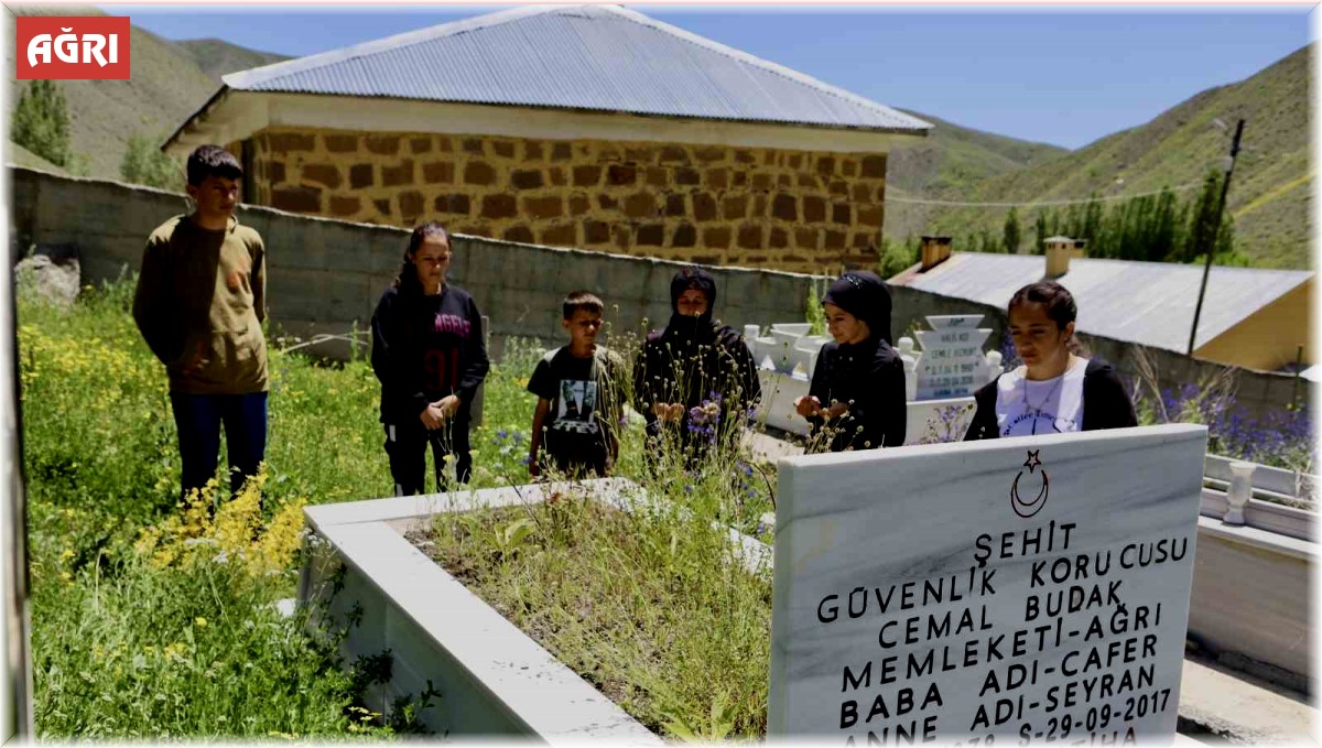 Şehit babanın "Babalar Günü" çocukları tarafından mezarı başında kutlandı