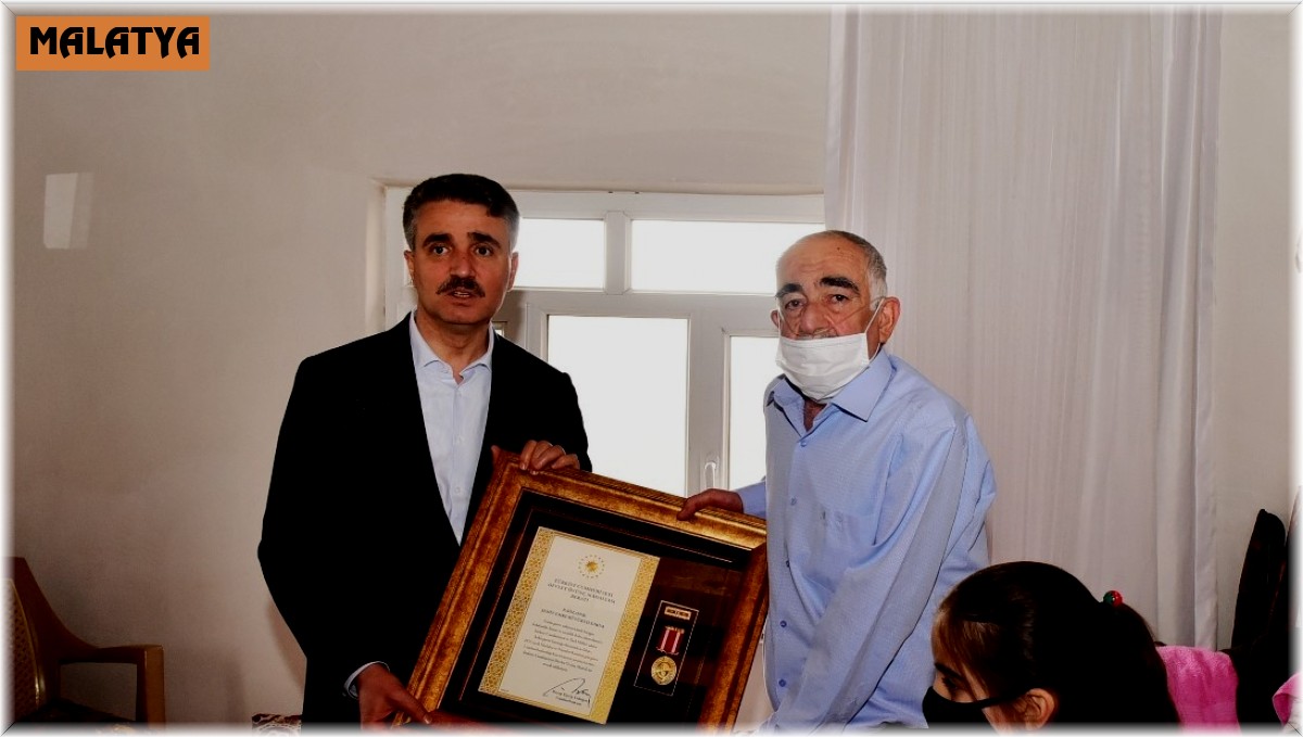 Şehit babasına evinde Devlet Övünç Madalyası ve Beratı