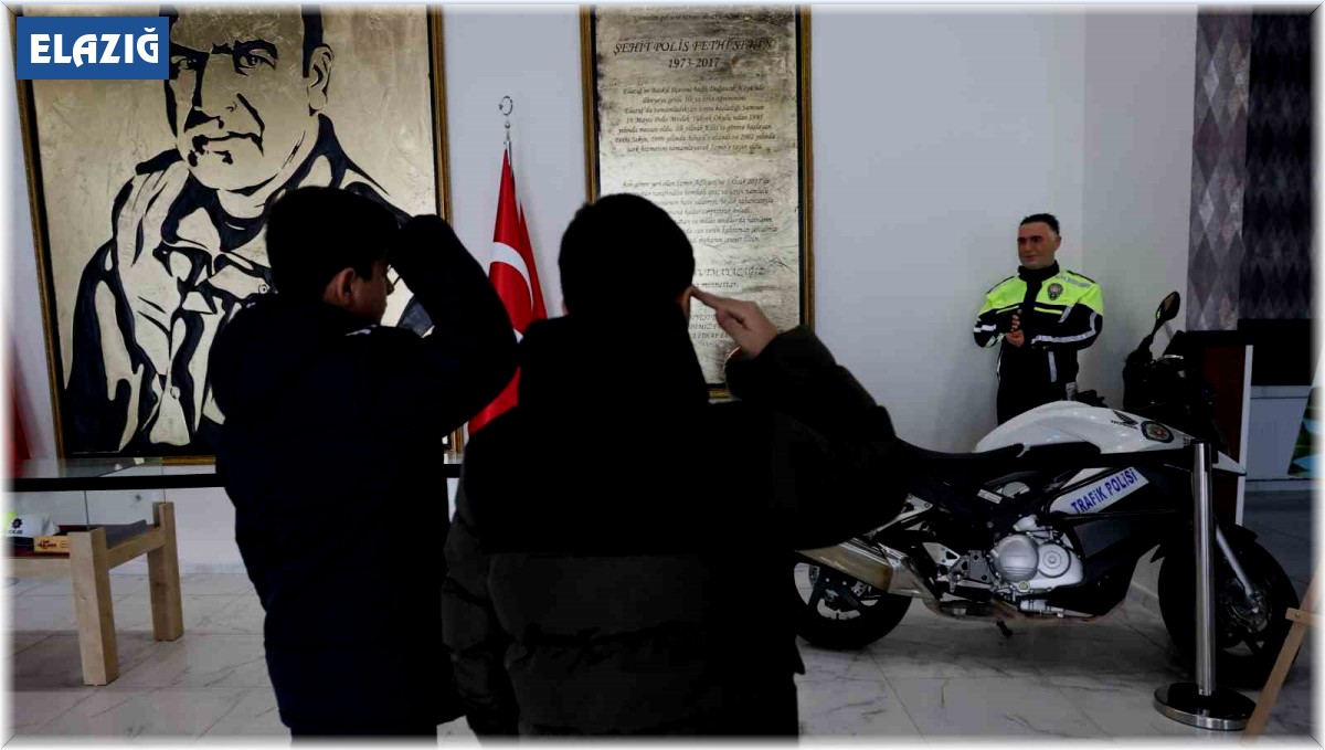 Şehit Fethi Sekin'in balmumu heykeliyle tanışan çocukların dokunaklı selamı