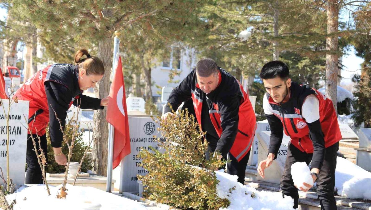 Şehit kabirleri bayram öncesi ziyaret ediliyor