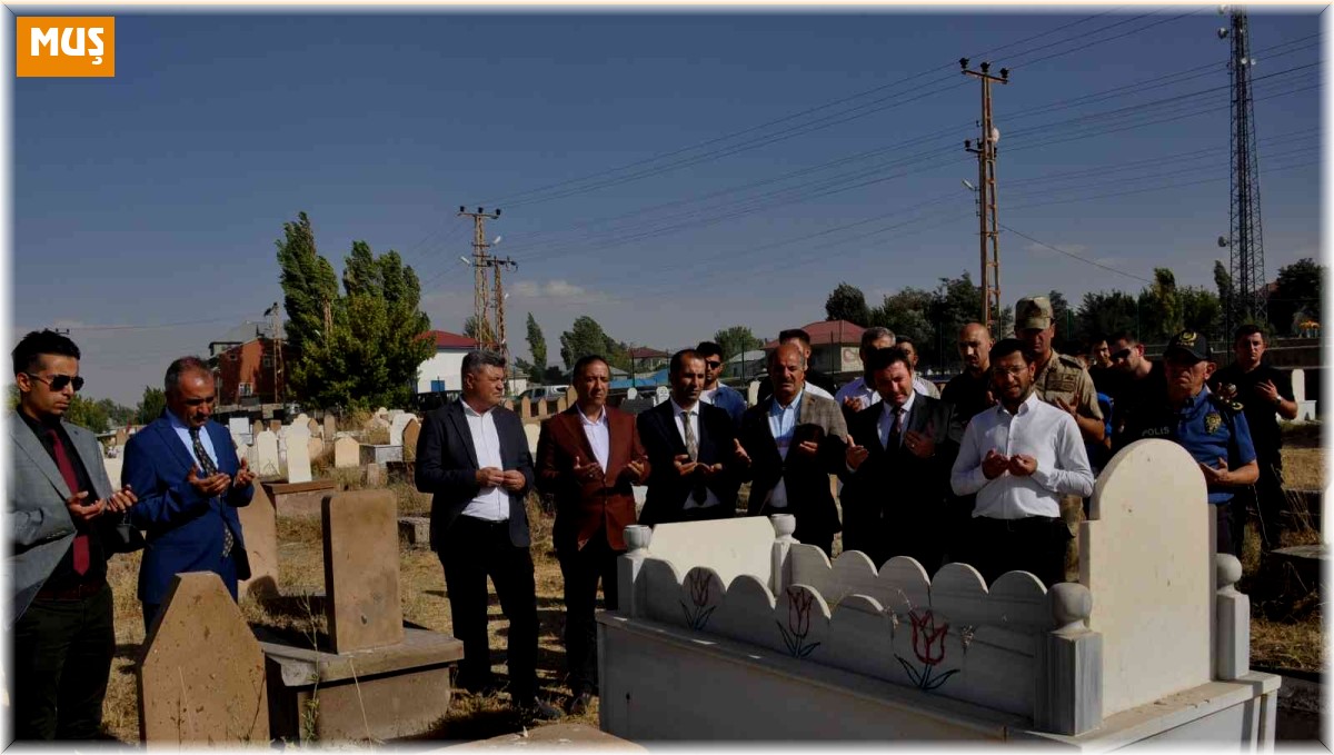 Şehit öğretmenin mezarının yanına bayrak direği dikildi