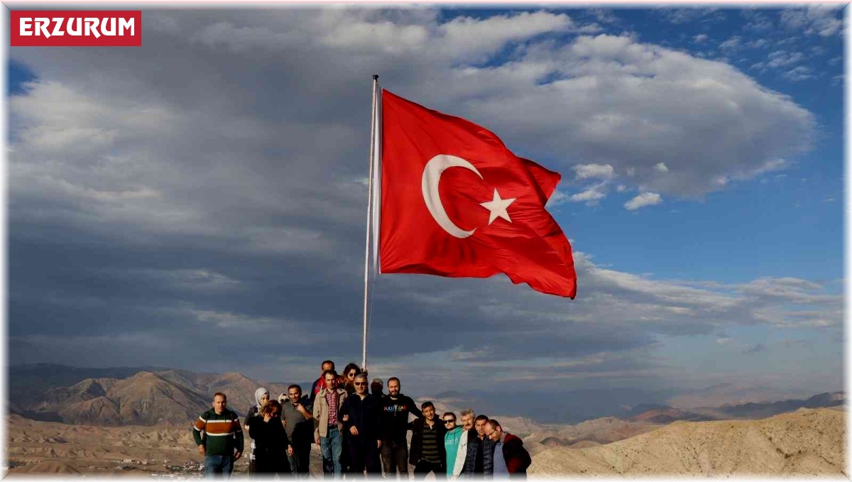 Şehit öğretmenlere vefa: İsimlerini bayrak direğine yazıp dağın tepesine diktiler