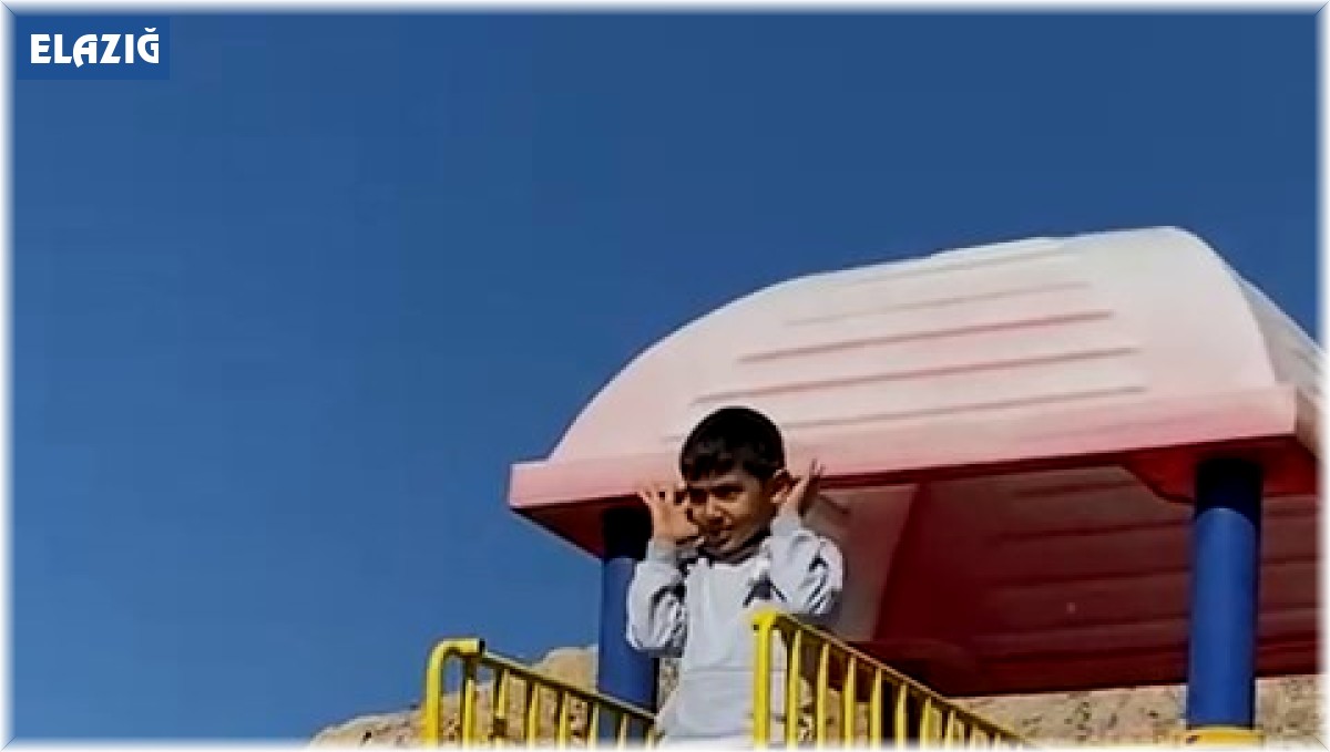 Şehit Sekin'in babasının cenaze töreninde duygulandıran an: Oyun oynamayı bırakan çocuk parkta namaz kıldı
