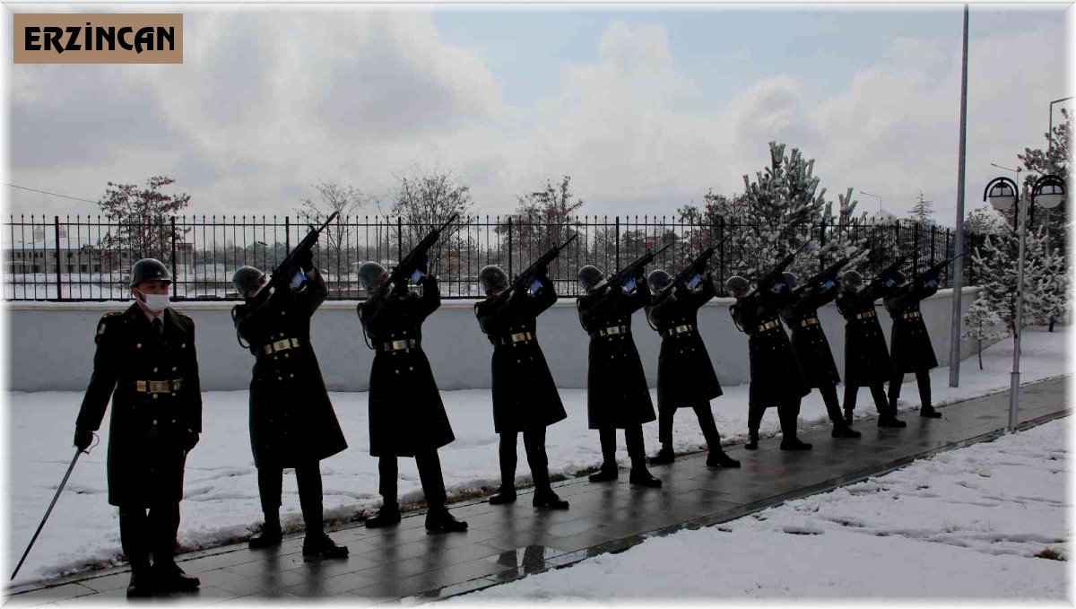 Şehitler, Erzincan'da kar yağışı altında anıldı
