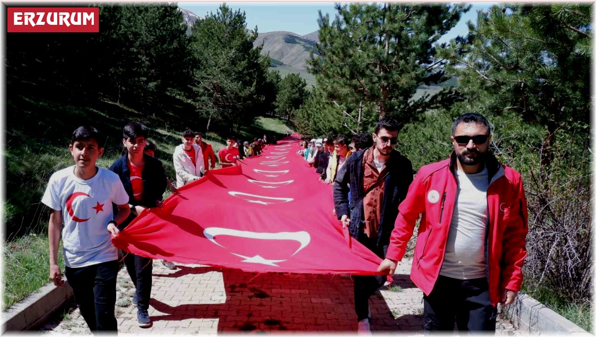 Şehitler için üç bin rakımlı tepeye çıktılar