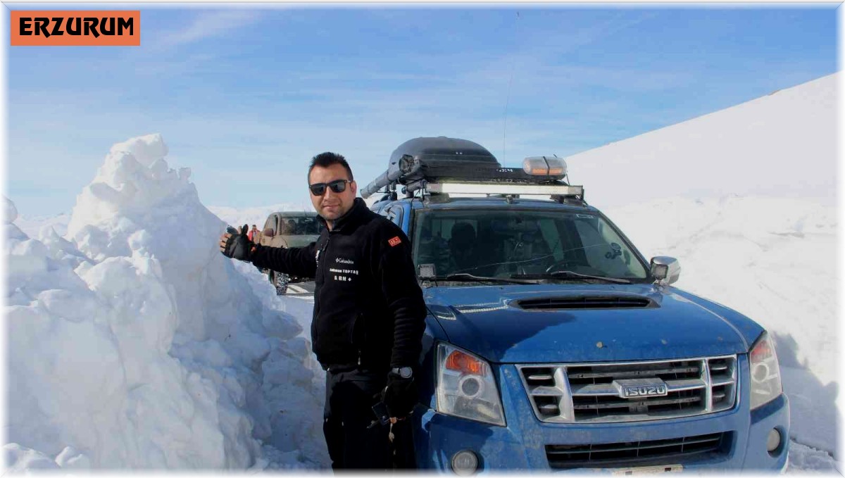 Şehitleri anmak için araç boyu karda şehitliğe gittiler