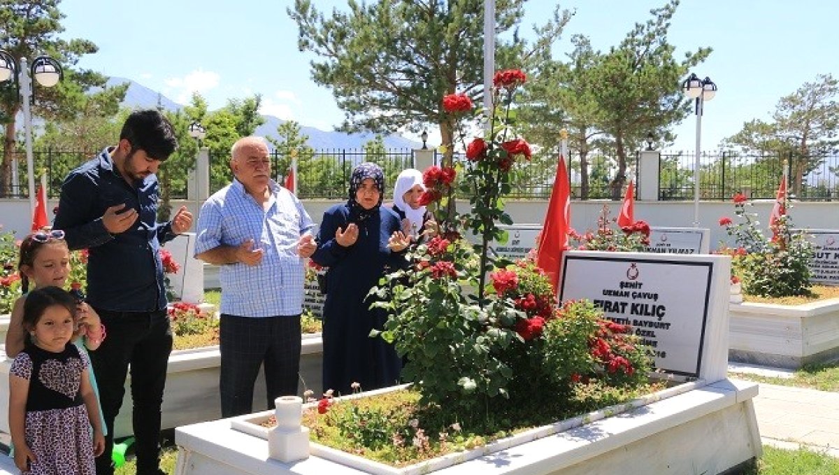 Şehitlikte arife günü hüzünlü buluşma